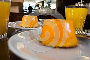 Es un excelente brasileno pastel hecho cocos huevos Éste beber él era naranja jugo 