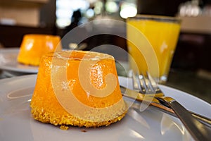 Es un excelente brasileno pastel hecho cocos huevos Éste beber él era naranja jugo 