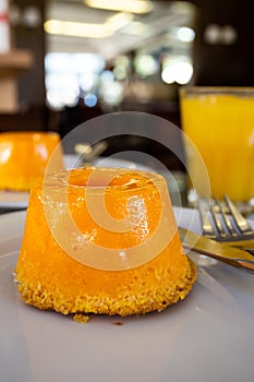Es un excelente brasileno pastel hecho cocos huevos Éste beber él era naranja jugo 