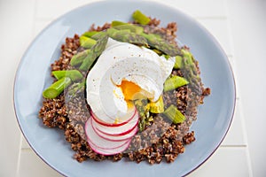 Quinoa with asparagus and poached egg