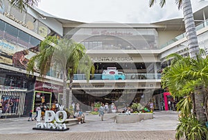 Quinta Alegria shopping center located on the famous Fifth Avenue street of this city