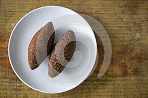 Quipe, delicioso kibbeh frito con salsa de yogur en un bol servido en un plato de arcilla sobre una vieja mesa de madera oscura, r photo