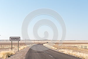 R31-road crossing the Koopan Koo salt lake