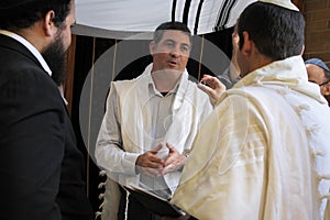 Rabbi asking a Jewish a bridegroom if he bought the wedding ring with his own money