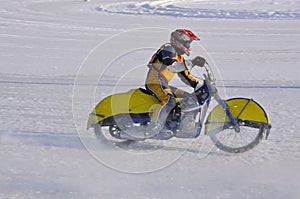 Race the ice speedway, accelerates