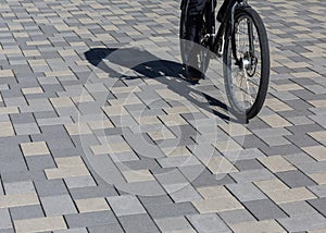 Radfahrer auf Fahrradweg aus Pflastersteinen in Innenstadt, Bild