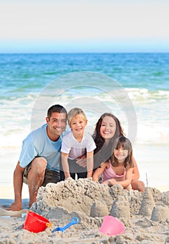 Radiante familia sobre el Playa 