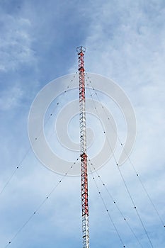 Radio communication antenna mast with guy-wires