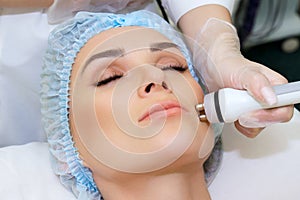 Radiofrequency facial skin lifting