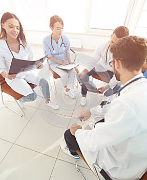 Radiologists and a surgeon discussing a radiograph of a patient