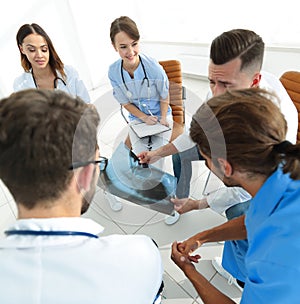 Radiologists and a surgeon discussing a radiograph of a patient