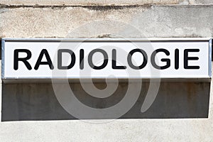 Radiology sign on a wall in French language