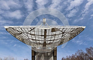 Radiotelescope focus to the sky