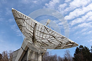 Radiotelescope focus to the sky