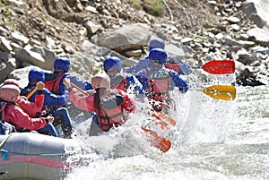 Rafting team splashing