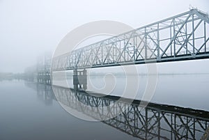 Railway bridge . matutinal mist