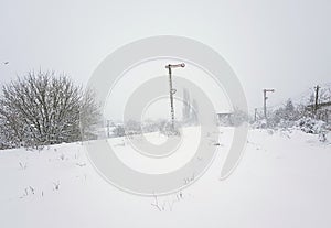 Vias ferreas cubierto en la nieve sobre el. pesado operación 