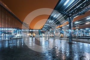 Linee ferroviarie stazione di notte. il treno nebbia. linee ferroviarie 