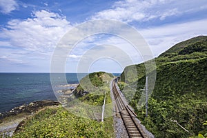 Linee ferroviarie attraverso calcolo rocce montagna sul irlandesi Costa 