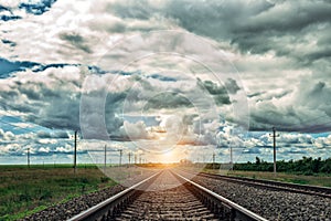 Linee ferroviarie sul tramonto il cielo. linee ferroviarie orologio 