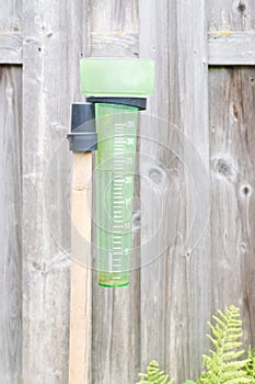 Rain gauge for measuring precipitation