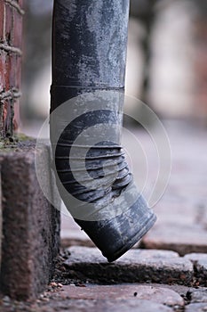 Rain gutter downpipe