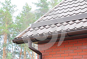 La pioggia grondaia tubi sistema installazione. copertura costruzione. la pioggia grondaia sistema un tetto protezione la neve guardia 
