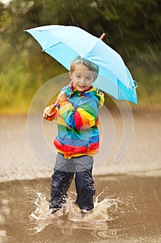 La lluvia charcos 