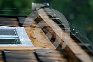 La lluvia sobre el techo 