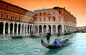 La lluvia en Venecia en góndola; palacios; canal grande