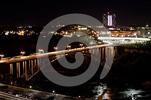 Arcoíris puente por la noche 