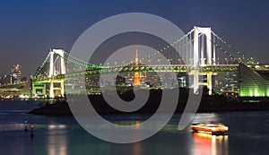 Arcoíris puente por la noche tokio Japón 