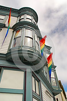 Arcoíris bandera sobre el tradicional el edificio en Estados Unidos de América 