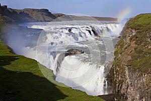 Arcoíris a través de cascada islandia 