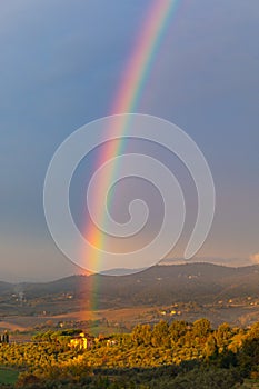 Arcoíris en toscano campo 