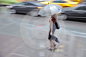 Lluvioso en la ciudad sobre el movimienot difuminar 