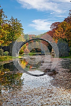 Rakotz Bridge or Devil\'s Bridge in Autumn, Rhododendron Park Kromlau, upright foto