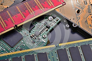 The RAM bar in green and red lies on a disconnected hard drive.