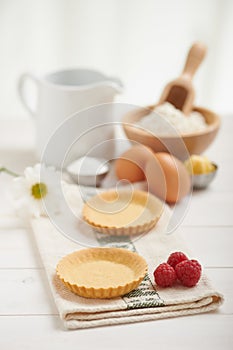 Raspberry tart preparation