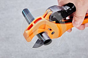 Ratchet pipe cutter for plastic flexible pipes.