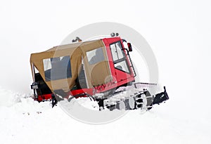 Ratrack - snow groomer - advancing in deep snow