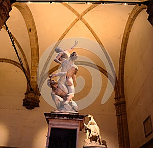 Ratto delle Sabine statue in Loggia de Lanzi by night