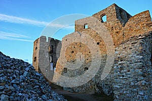 Ravelínový múr a nárožná bašta na južnej strane Hrušovského hradu, ožiarené zimným večerným slnkom.