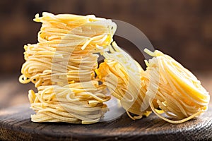 Crudo uova tagliatelle sul buio di legno rurale 