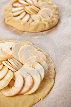 Raw apple pies