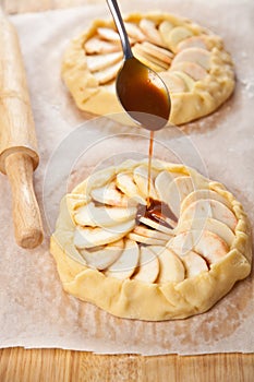 Raw apple pies