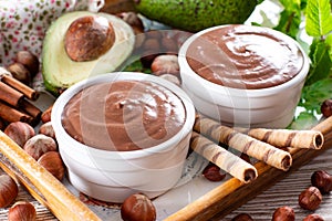 Raw avocado chocolate mousse topped with chocolate and mint. Healthy vegan chocolate dessert