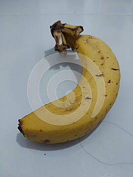 Raw bananas & x28;excluding the skin& x29; contain 75% water, 23% carbohydrates, 1% protein.