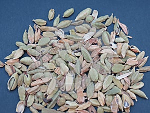 Raw cardamon seeds