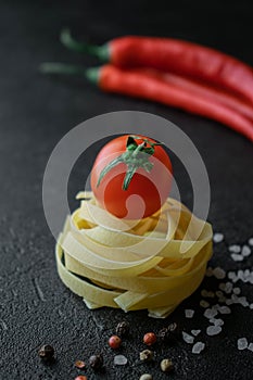 Crudo pegar tomate bruto el mar sal a especias 